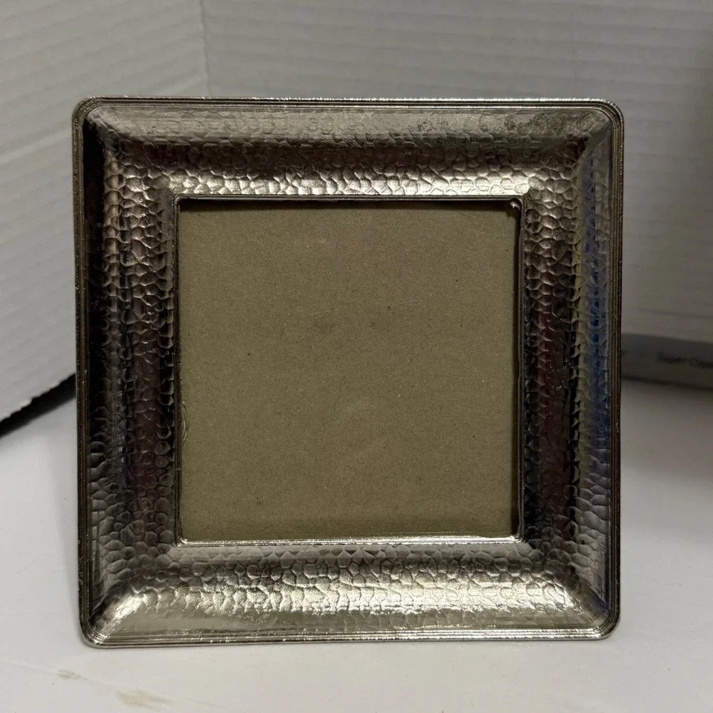 Max Studio Home Hammered Metal Photo Frame – Silver